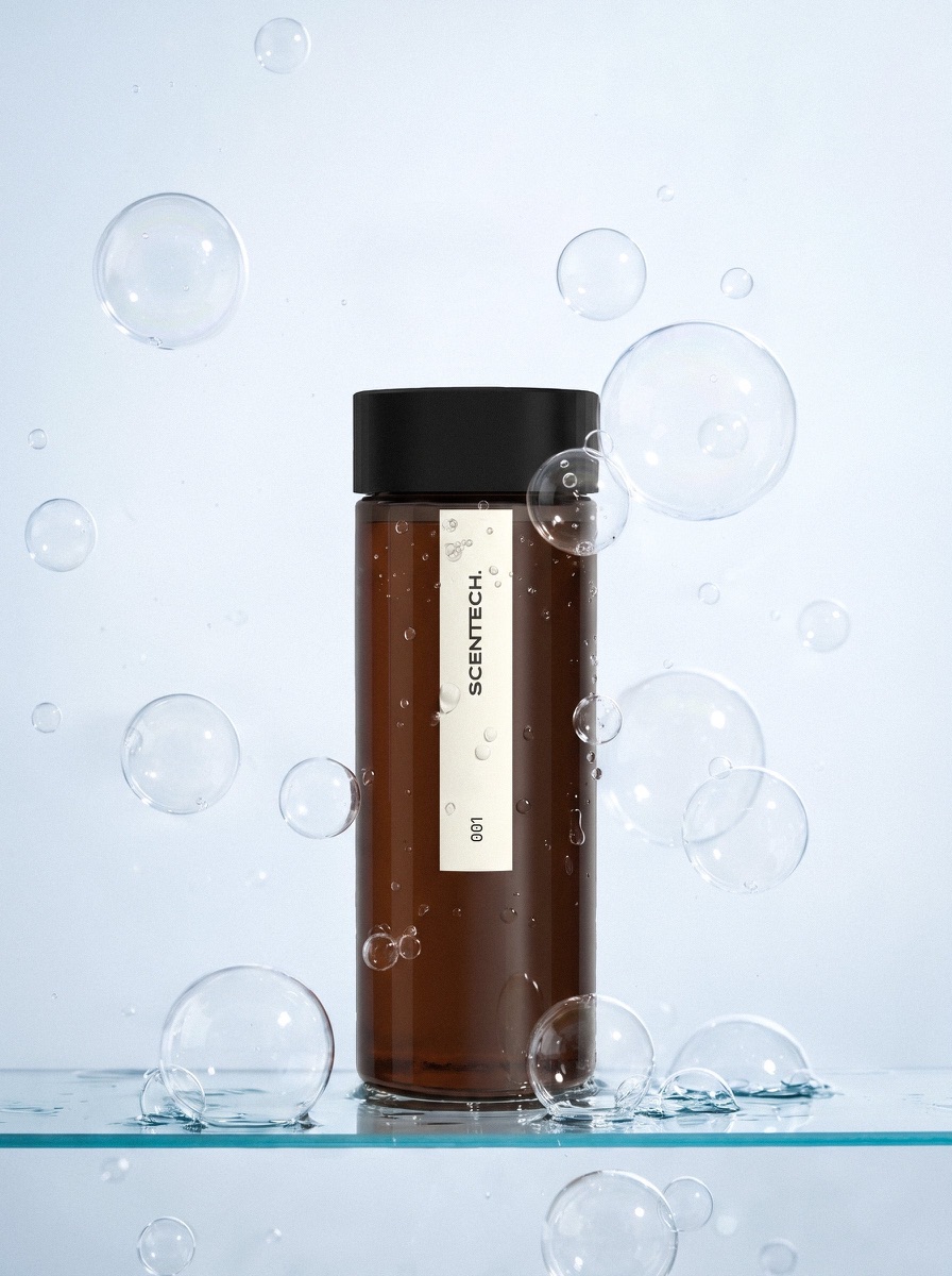 Een ScentPod 2.0 van 65 ml naast een Scentech-diffuser op een kast