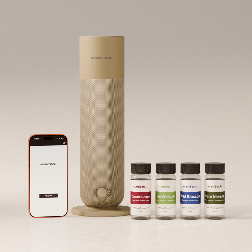 Scentech Smart Aroma Diffuser 2 op een dressoir, met de app op een telefoon en twee geurpods ernaast